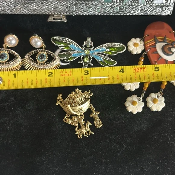 Skull jewelry box and hand made earring lot. - Picture 7 of 10